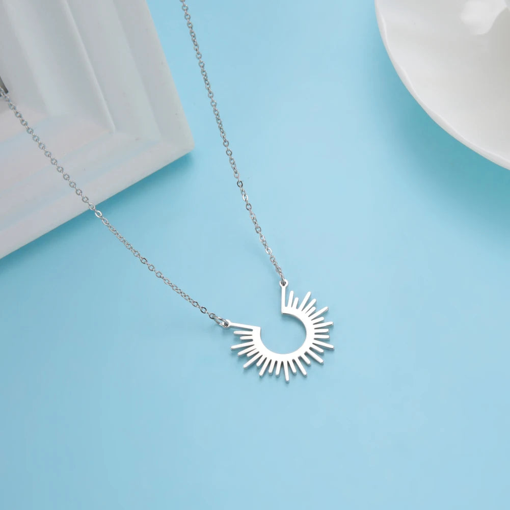 Skyrim Fashion Sun Ray Pendent Necklace Women Stainless Steel Chain Necklaces Bohemian Neck Jewelry Gifts for Friends 2025 New