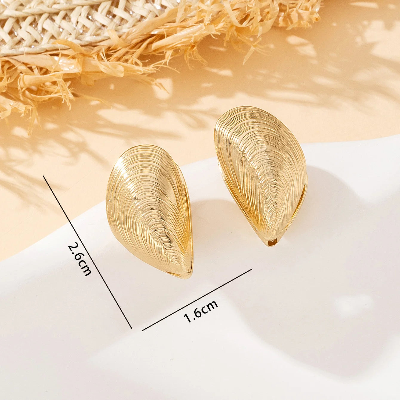 Exquisite alloy Vintage Shell Pattern Stud Earrings for Women Punk Texture Geometric Irregular Ear Buckle Jewelry Party Gift