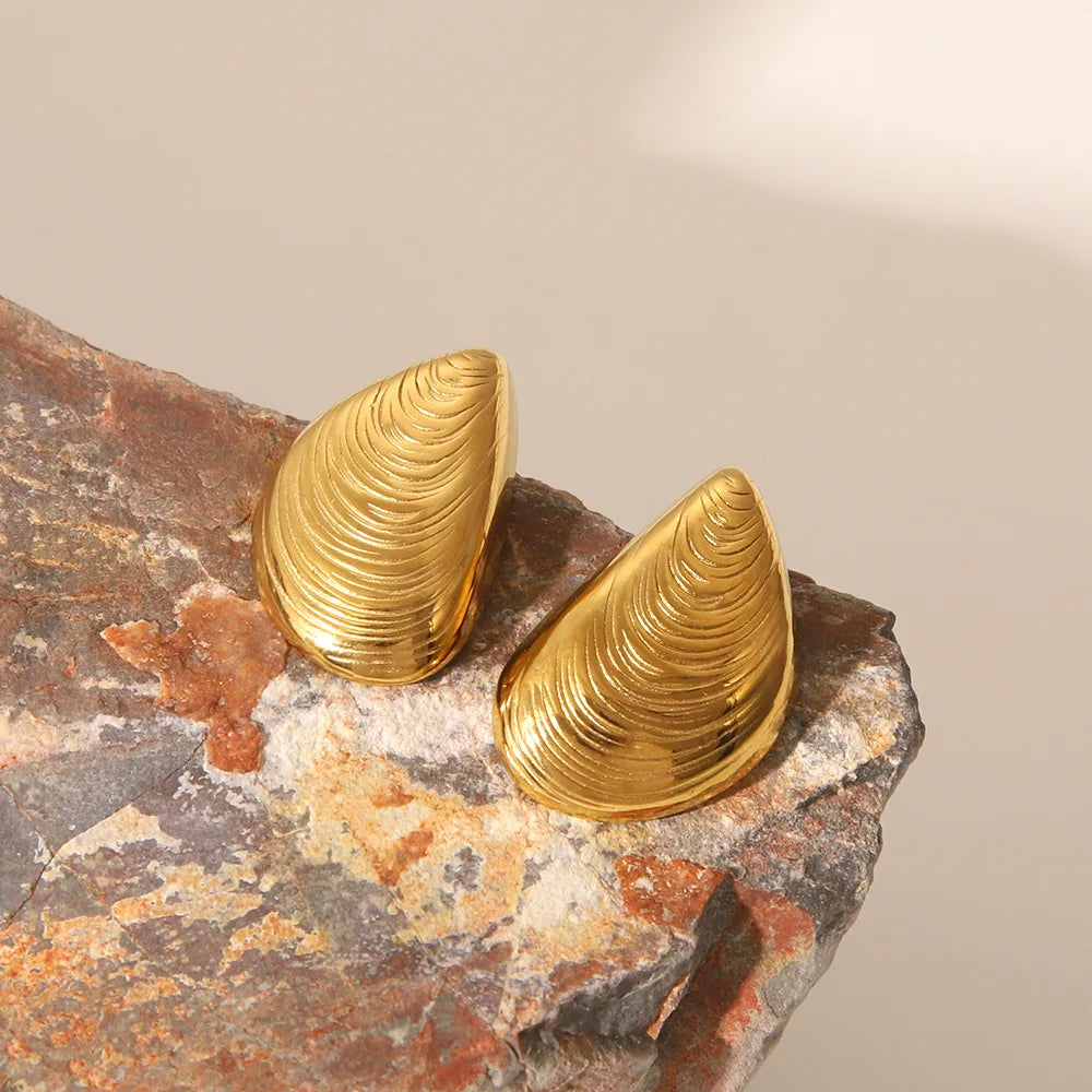 Exquisite alloy Vintage Shell Pattern Stud Earrings for Women Punk Texture Geometric Irregular Ear Buckle Jewelry Party Gift