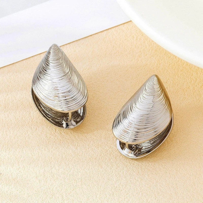 Exquisite alloy Vintage Shell Pattern Stud Earrings for Women Punk Texture Geometric Irregular Ear Buckle Jewelry Party Gift